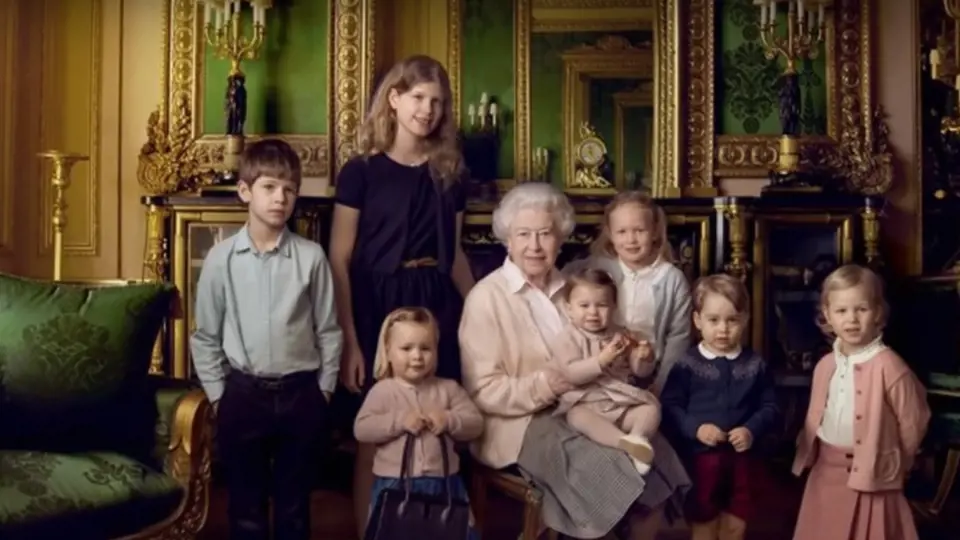 Královna se svými vnoučátky. Brzy k nim přibude další princátko.