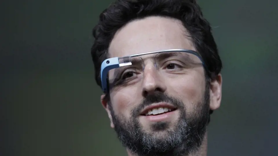 Sergey Brin při prezentaci Google brýlí v roce 2013