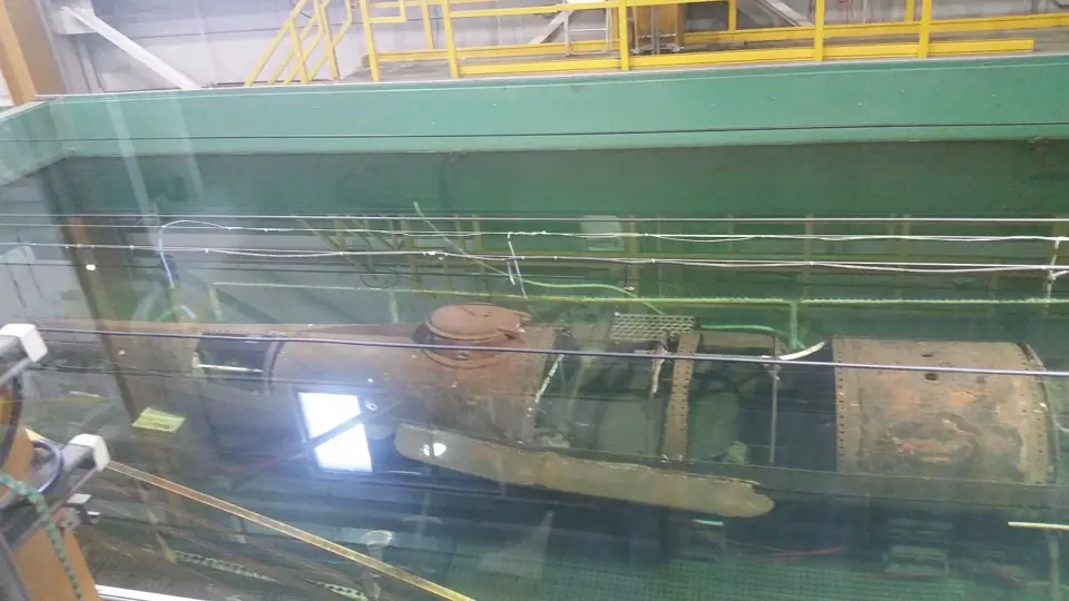 Vrak ponorky naložený v hydroxidové lázni