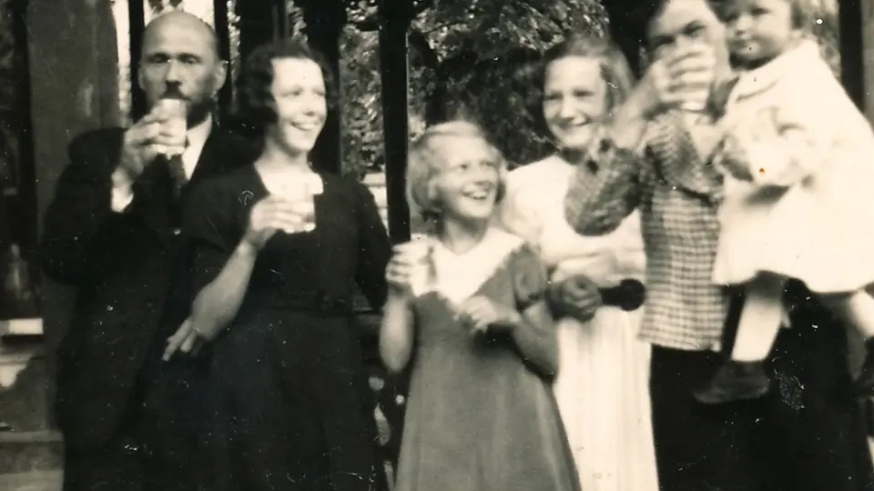 Malá Jiřina (zcela vpravo) s rodinou v roce 1938