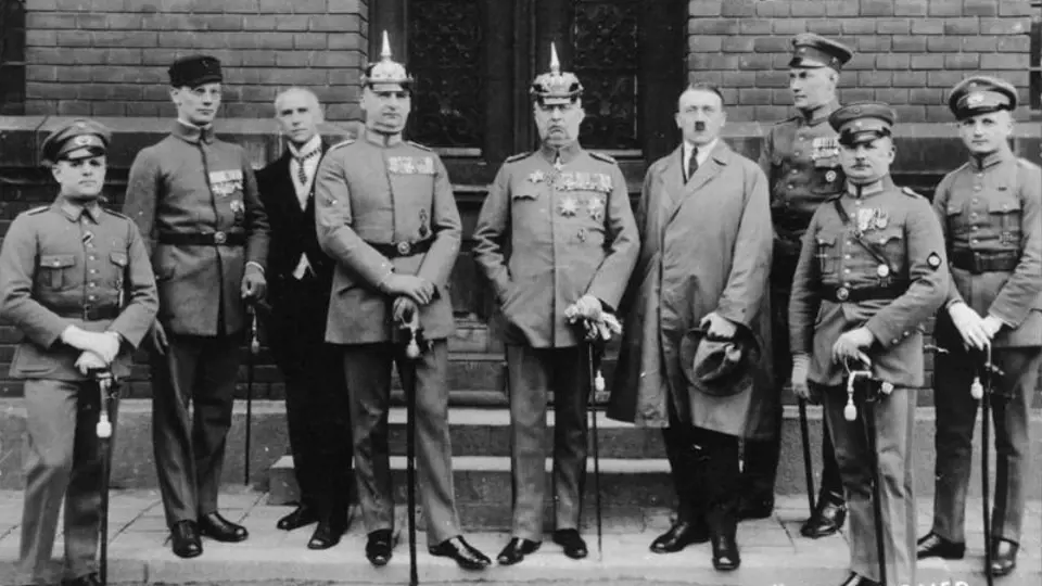 Nacističtí pohlaváři s německými veliteli Šéf SA Ernst Röhm druhý zleva, Adolf Hitler čtvrtý zprava