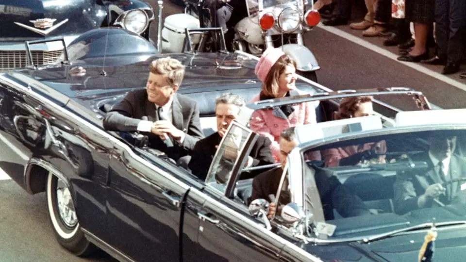 JFK s chotí při průjezdu Dallasem