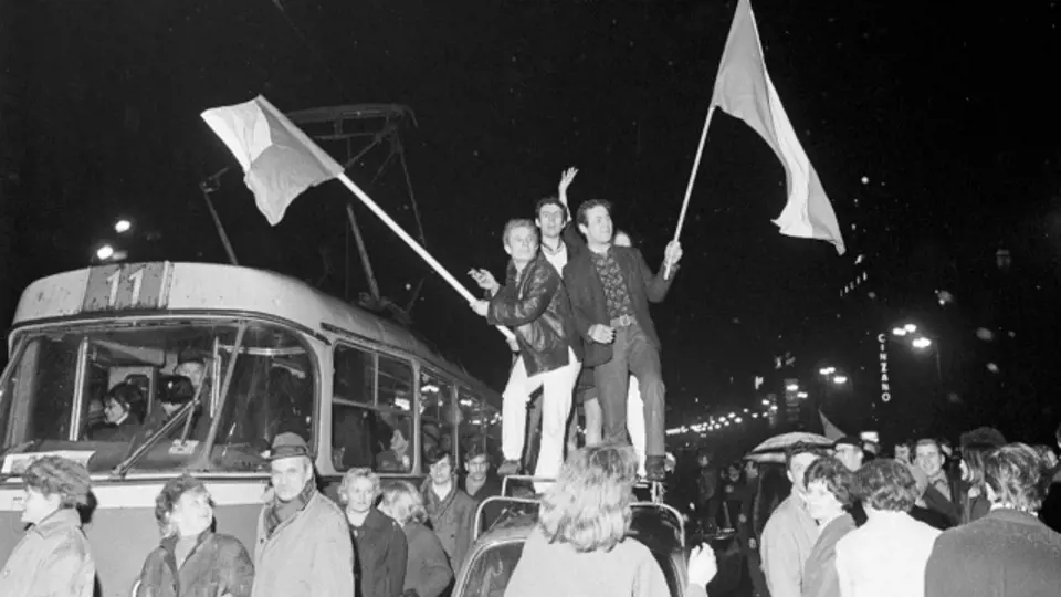 Pražané na Václavském náměstí oslavují výhru československých hokejistů nad týmem Sovětského svazu 4:3 na MS ve Stockholmu 28. března 1969.