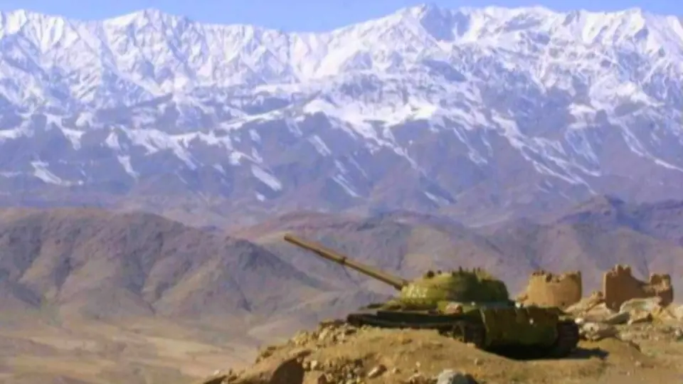 Sovětský tank hlídkující nad afghánským údolím