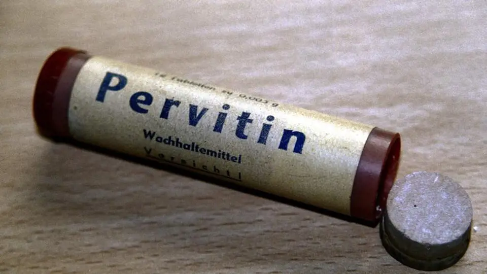 Běžnou praxí během druhé světové války bylo vojákům podávat pervitin