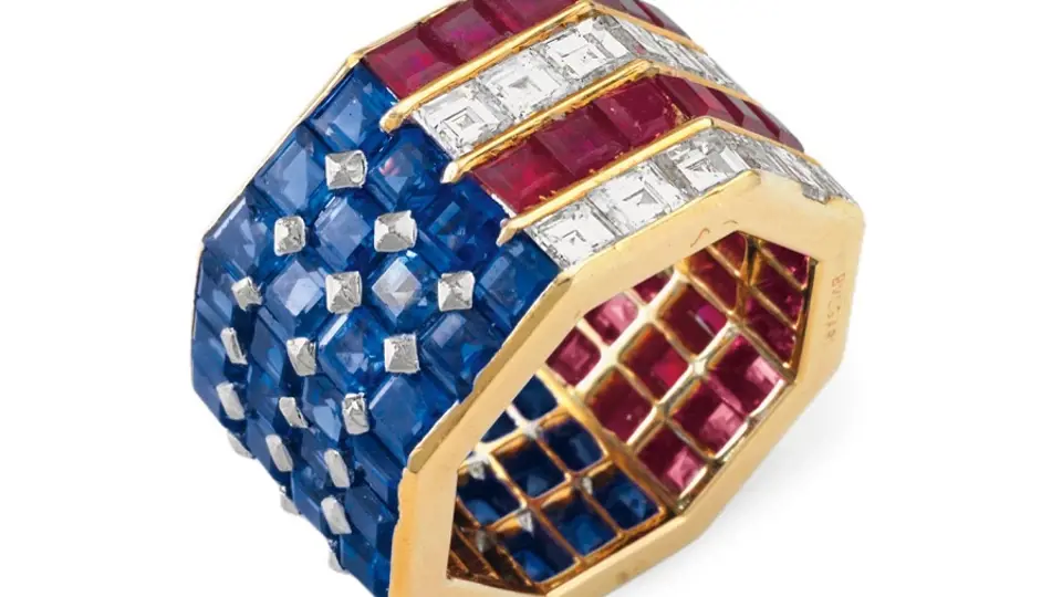 Prsten Nancy Reaganové vykládaný diamanty, safíry a rubíny v barvách americké vlajky od firmy Bulgari. S odhadní cenou 8000 USD vydražen za 319 500 USD.