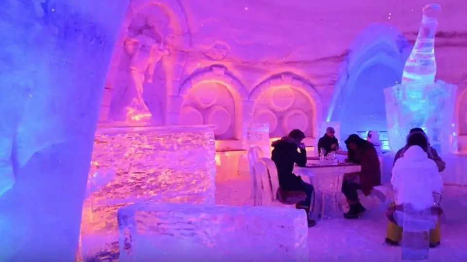 Restaurace je celá z ledu a i přesto má neustále plno.