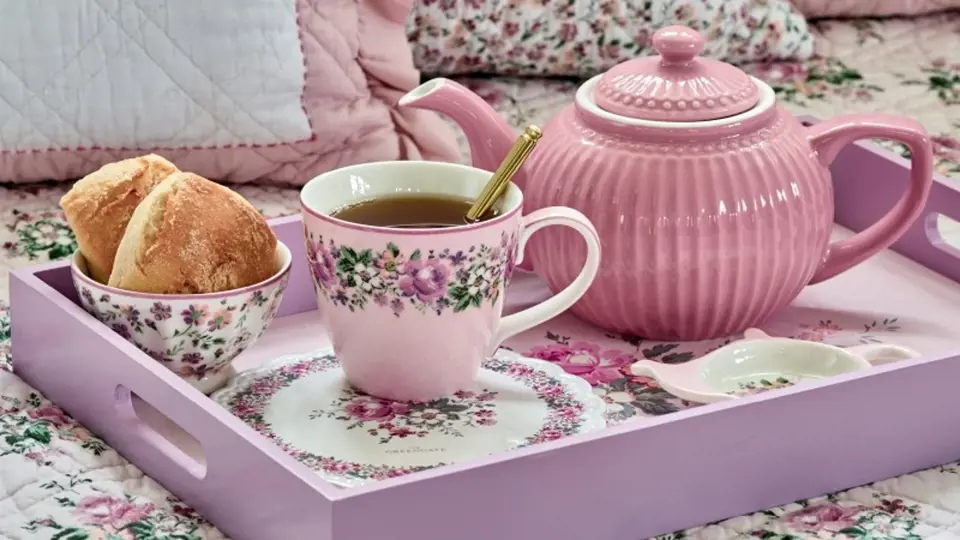Hrnek, miska a mini-talířek na čajové sáčky kolekce Marie jsou z porcelánu, čajová konvice a talíř z keramiky, cena například misky 324 Kč.