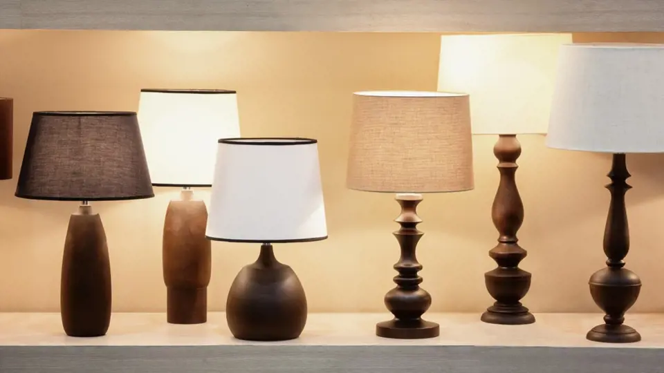 Dřevěné stolní lampy s textilními stínidly.