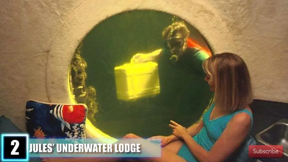 Hotel je situován do hloubky 30 metrů pod vodou místní laguny.