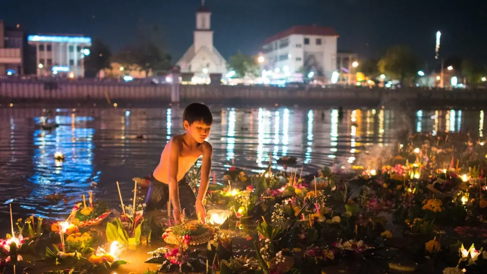 Svátek Loi Krathong se koná ve stejném termínu jako Yi Peng – lidé při něm na vodu pouštějí „krathongy”, malé zdobené lodičky se zapálenou svíčkou a přáním.