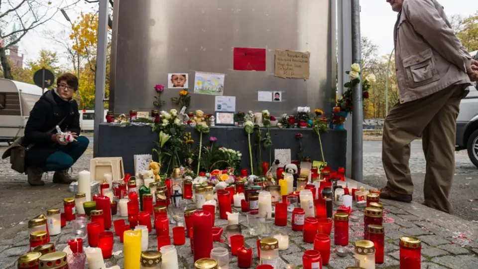 Svíčky za Muhammada z Bosny. LAGeSo (Landesamt für Gesundheit und Soziales) v Berlíně v říjnu 2015.