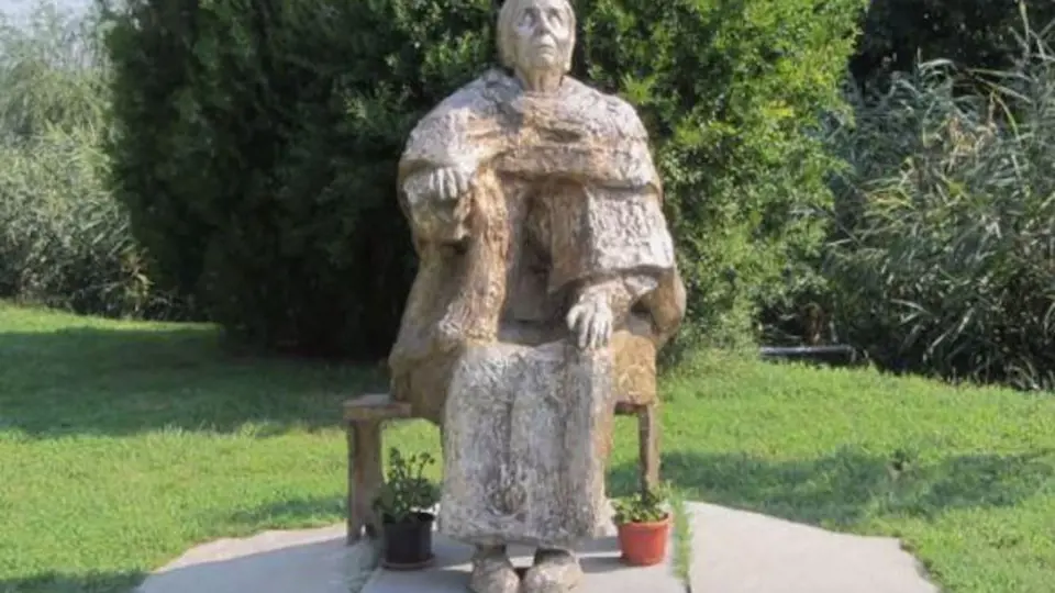 V Bulharsku má několik soch. Zemřela v roce 1996.