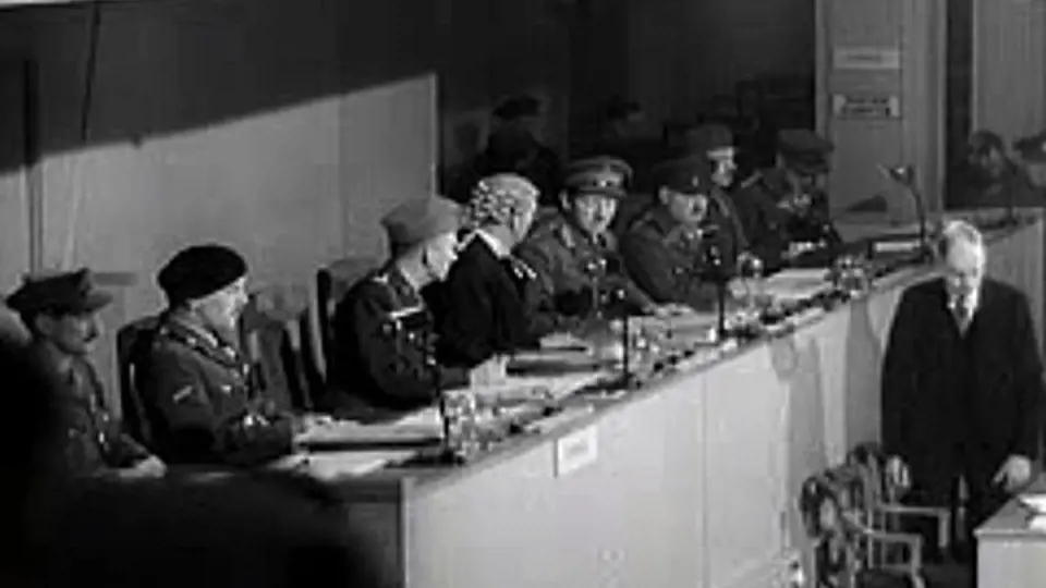 První soudní proces s německými válečnými zločinci z Ravensbrücku v Hamburku.