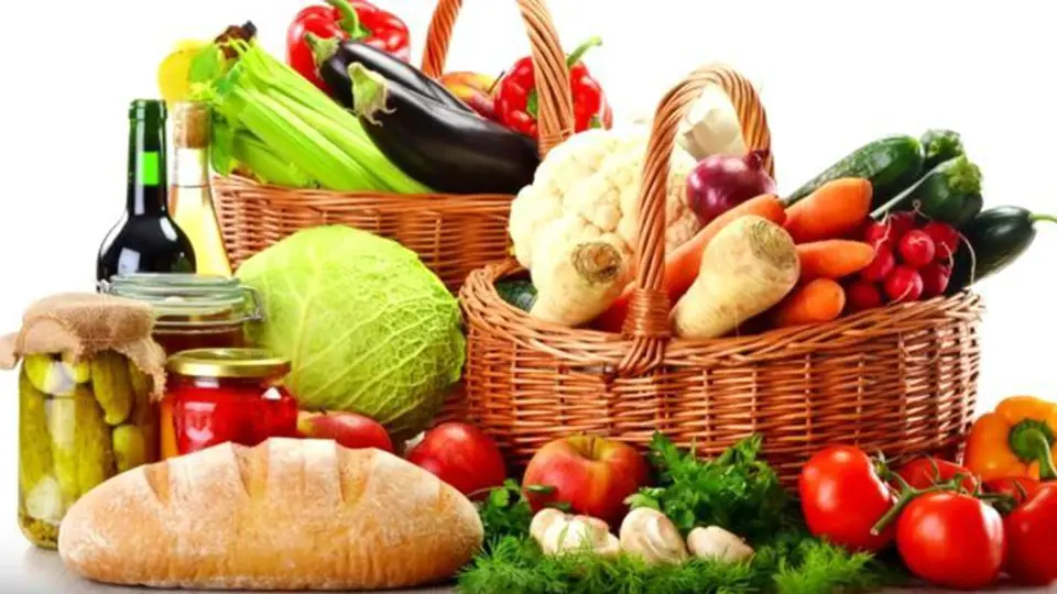 Pestrá strava! I správné stravování může mít vliv na vzhled prsou. Jezte hodně bílkovin, ovoce a zeleniny, omezte klasický bílý cukr.
