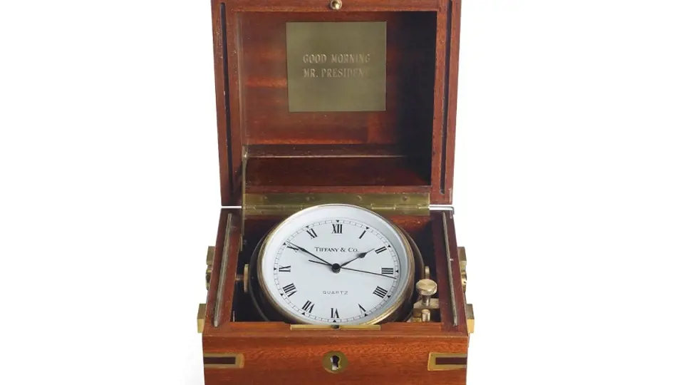 Námořní hodiny Tiffany od Franka Sinatry věnované k inauguraci Ronalda Reagana v lednu 1981. Prodány za 106 250 USD, odhadní cena byla 10 000 USD. 