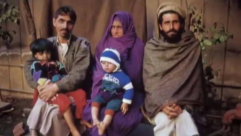Sharbat Gula - Fotografie této dívky obletěla svět, vznikla v roce 1984 a pořídil ji fotograf National Geographic při své cestě po Pákistánu. Po 30 letech se mu ji podařilo znovu vypátrat. V těchto dnech je Sharbat pravděpodobně uvězn?...