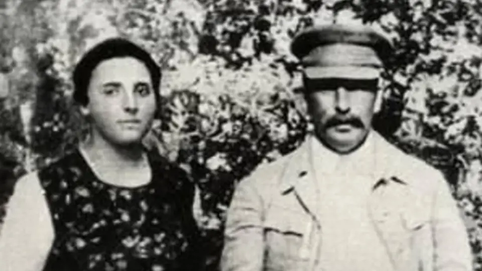 Stalin se ke své ženě choval hrubě a podváděl ji.