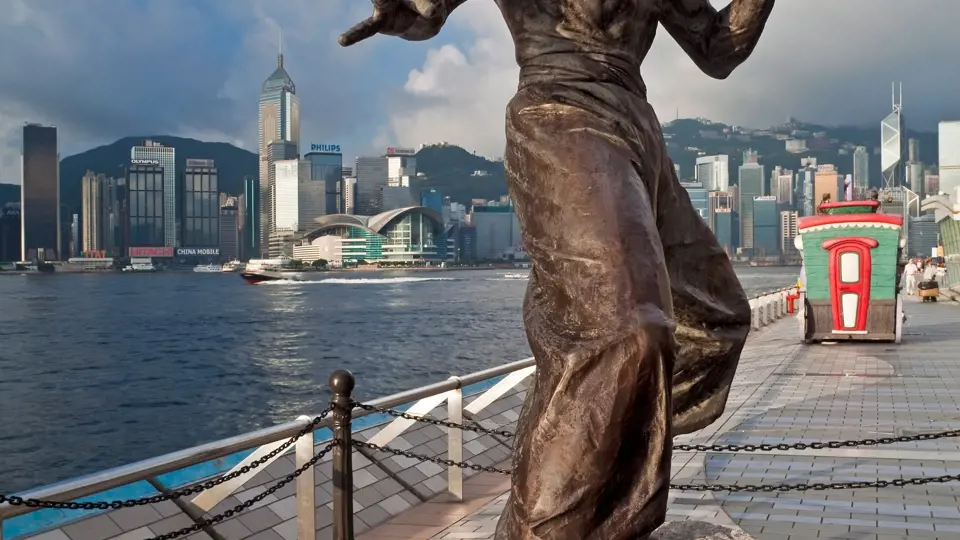 Socha v Hongkongu jej zachycuje v typickém bojovém postoji. 
