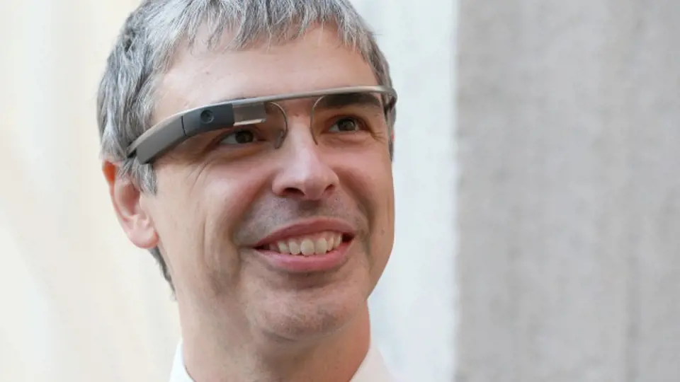 Larry Page při prezentaci Google brýlí v roce 2013