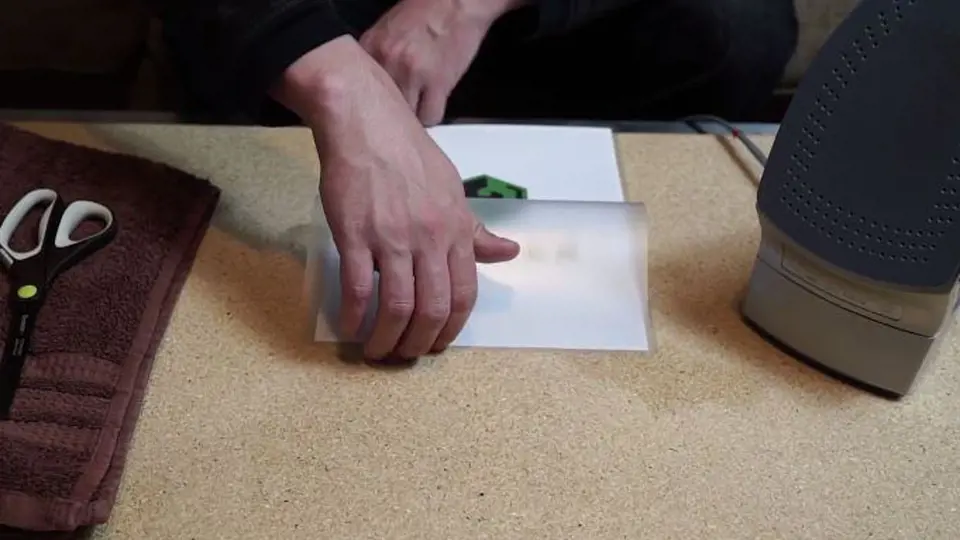 Stačí vzít pevnější desky z průhledné fólie a vložit do nich papír tak, aby okraje fólie lehce přesahovaly. 