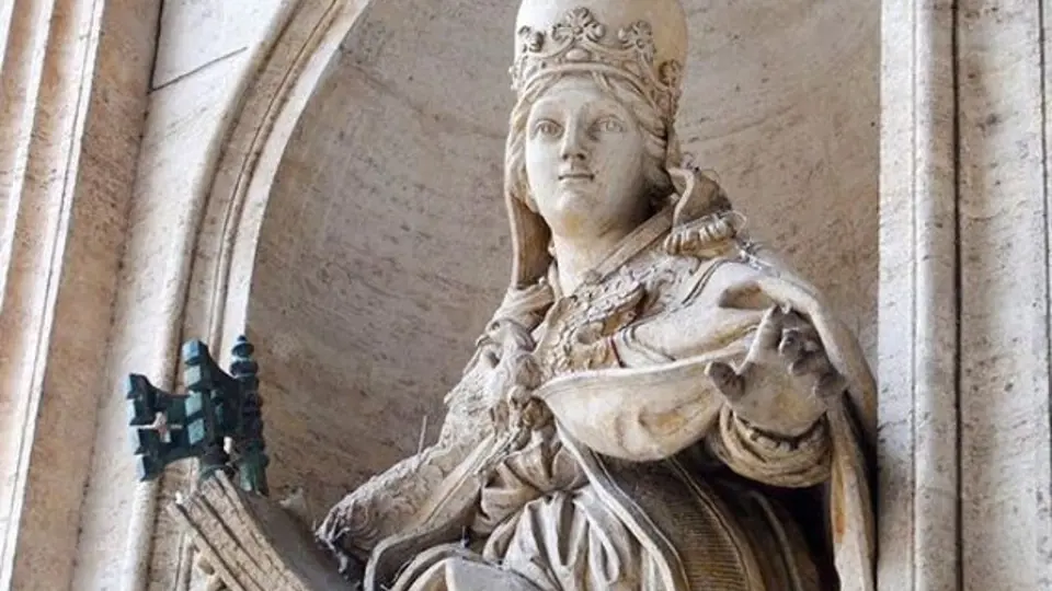 Socha papeže s dítětem má podle něktrých výkladů symbolizovat plodnost Matky Církve