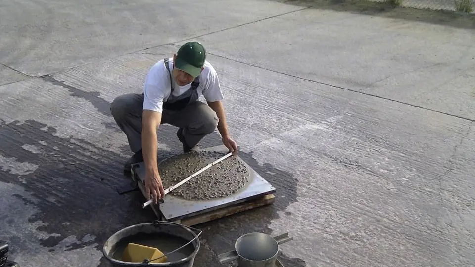 Na betonárně probíhá kontrola kvality betonu včetně odběru vzorků na kontrolní testy
