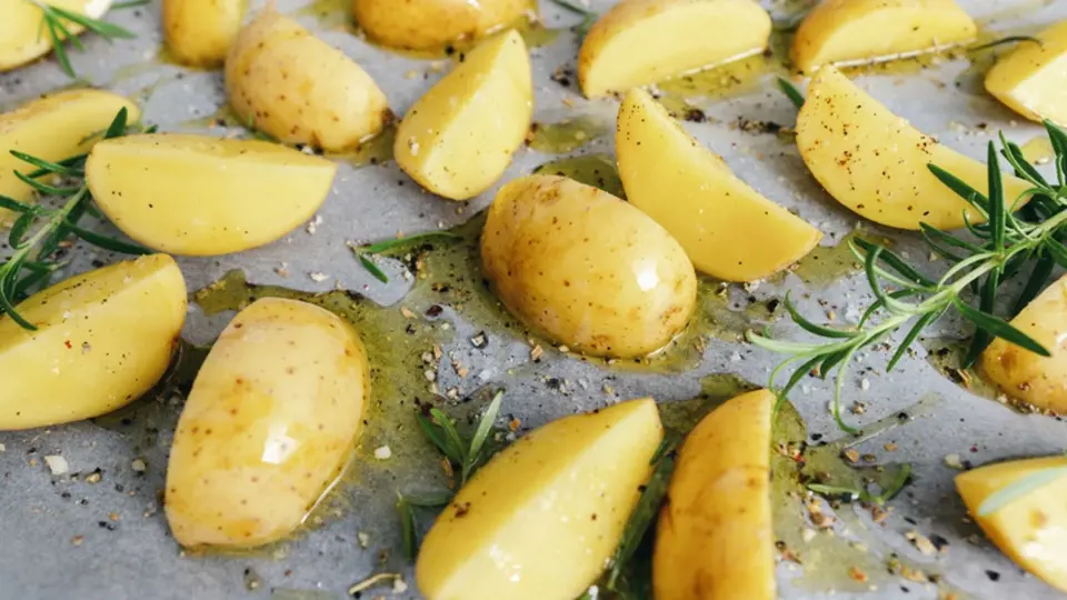 Syrové brambory rozkrájíme a rozložíme na plech. Podle chuti opepříme a přidáme trochu oleje.