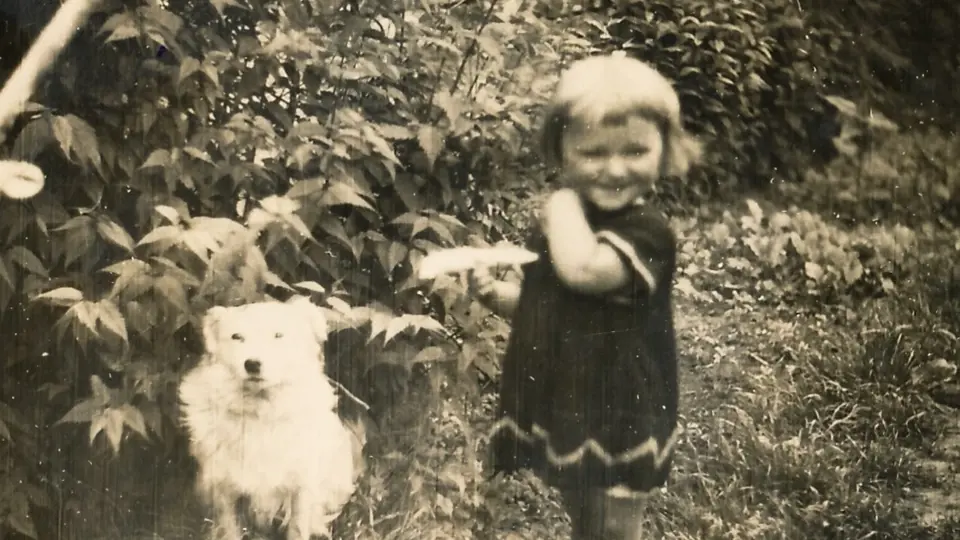 Malá Jiřina na konci 30. let se psem