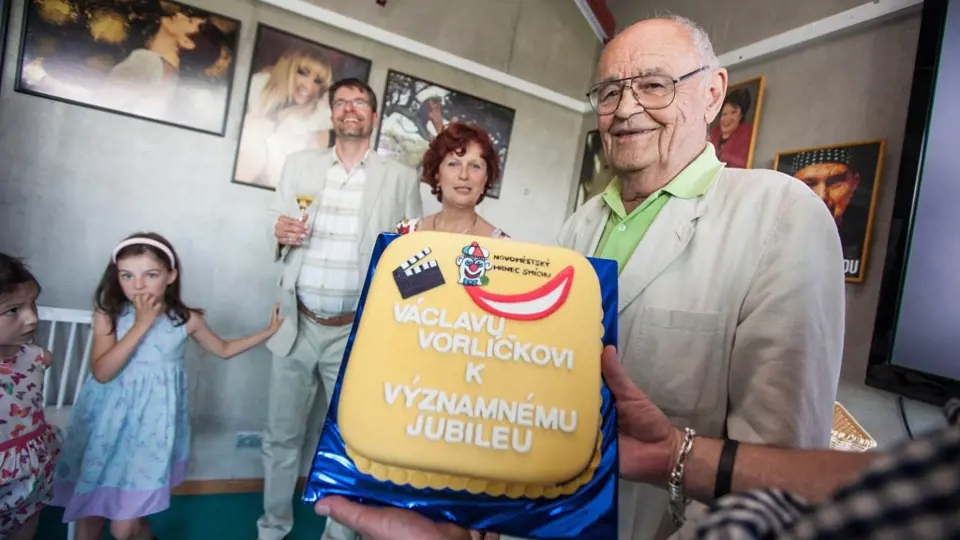 VÁCLAV VORLÍČEK dostal dort k 85. narozeninám. 