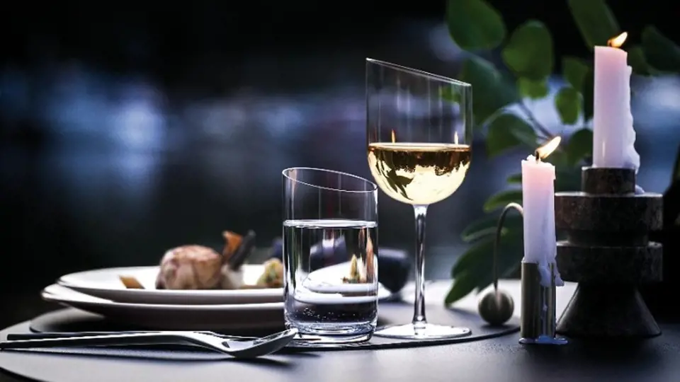 Zajímavý design sklenic Newmoon si lze pořídit jak ve variantě na bílé nebo červené víno, tak i na šampaňské či long drink, set 4 sklenic na bílé víno stojí 1340 Kč.