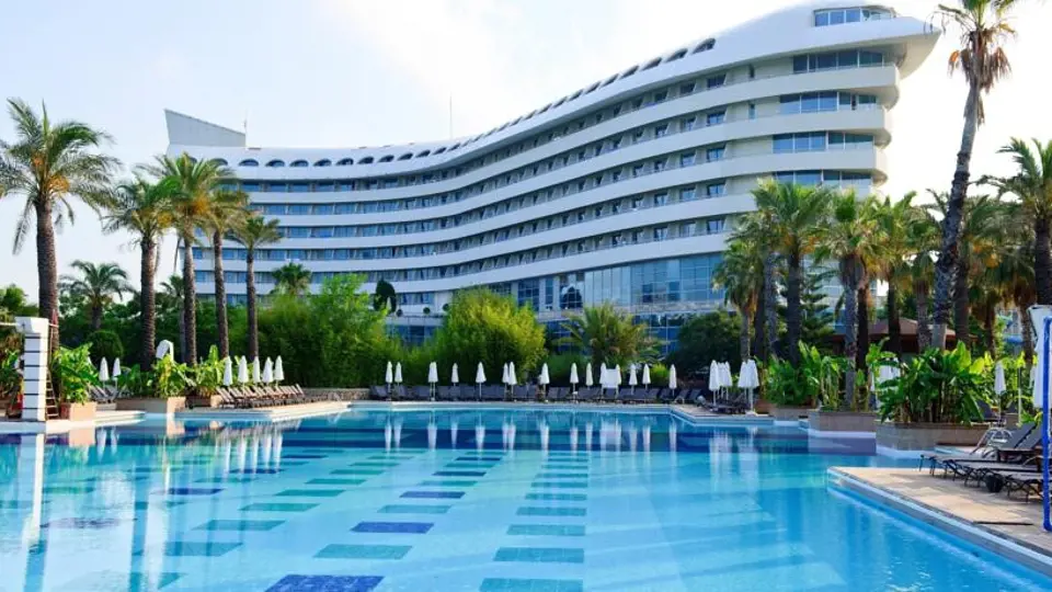 Francouzi se mohou v Antalyi cítit jako doma v hotelu, který připomíná slavné nadzvukové letadlo Concorde.