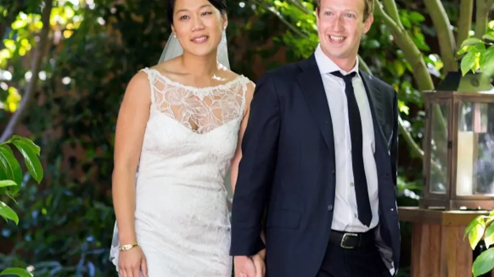 Zakladatel největší světové sociální sítě Facebook Mark Zuckerberg se v sobotu oženil se svou dlouholetou přítelkyni Priscillu Chanovou.