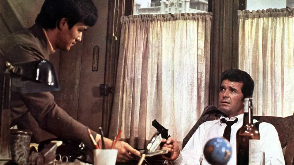 Ve filmu Sestřička (1969) s Jamesem Garnerem, který hrál detektiva Phila Marlowa. 