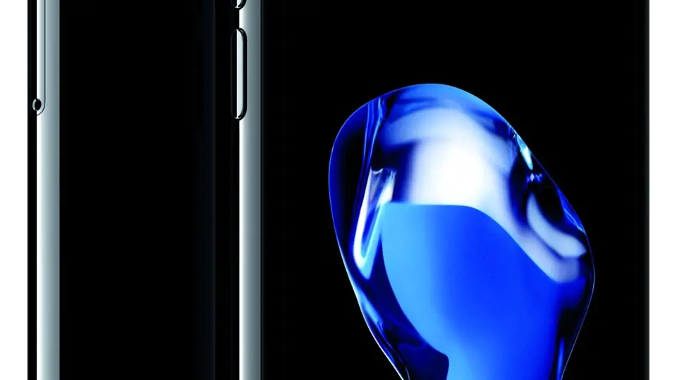 Nejnovější sedmou generaci "ajfounů"představil Apple letos na začátku září. (na smínku je iPhone 7 Plus)