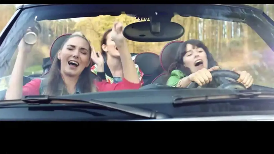 Záběry z TV reklamy na MOL z roku 2016 připomínají video z tragické nehody dvou mladých žen v Obrnicích. 