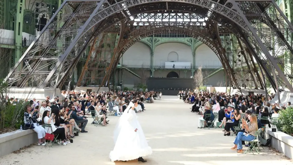 Módní show Chanel haute couture pod modelem Eiffelovy věže