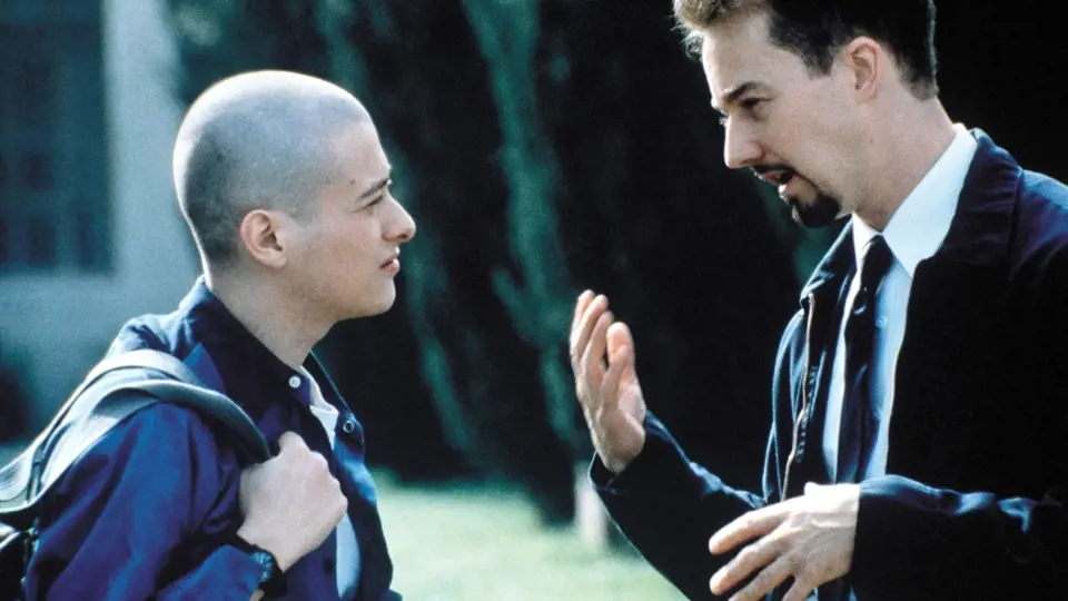 Edward s kolegou Edwardem Nortonem při natáčení filmu Kult hákového kříže.