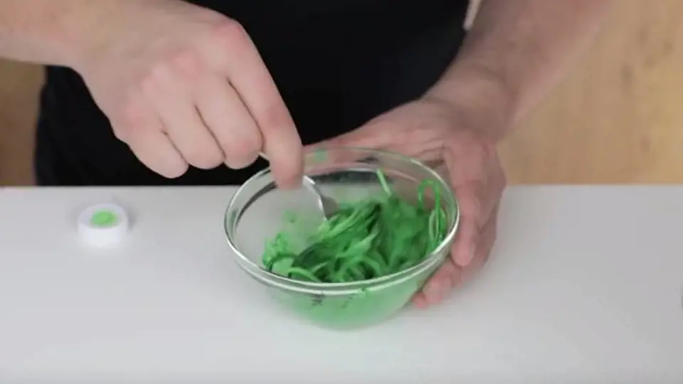 Uvařte mísu těstovin, které postupně po částech obarvěte pár kapkami potravinářského barviva. 