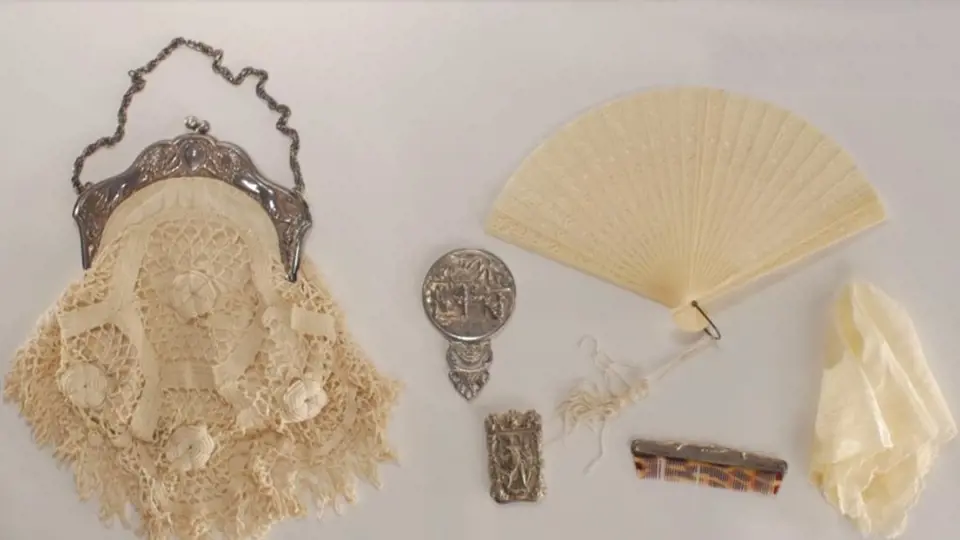 Obsah kabelky z roku 1916 - zrcátko, sirky, vějíř, hřeben a látkový kapesníček