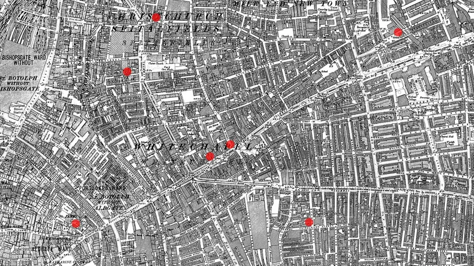 Mapa londýnské čtvrti Whitechapel s vyznačenými lokalitami prvních sedmi vražd. Pět z nich měl spáchat Jack Rozparovač.