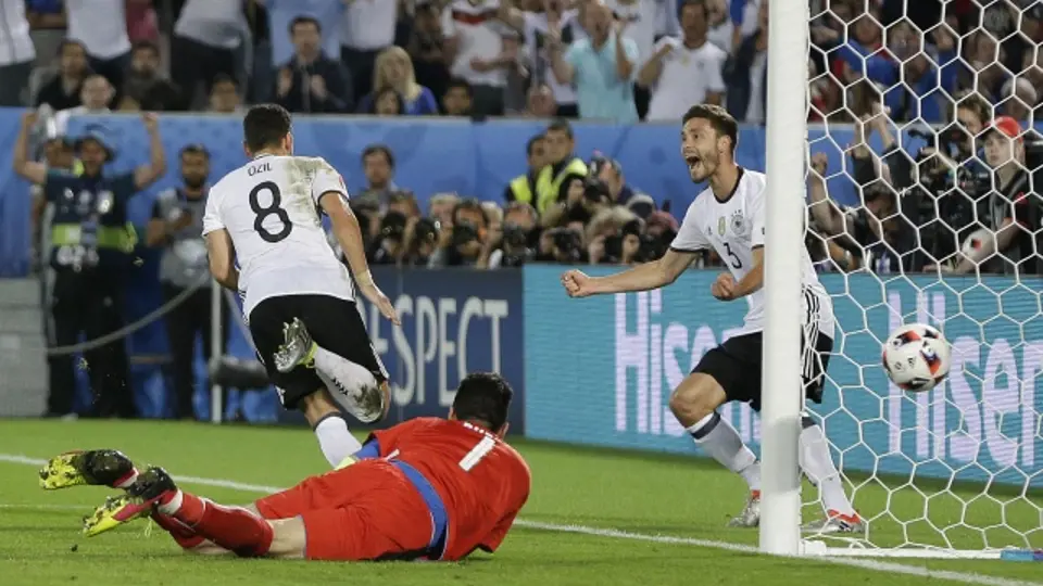 Němci Mesut Ozil a Jonas Hector slaví úvodní gól utkání.