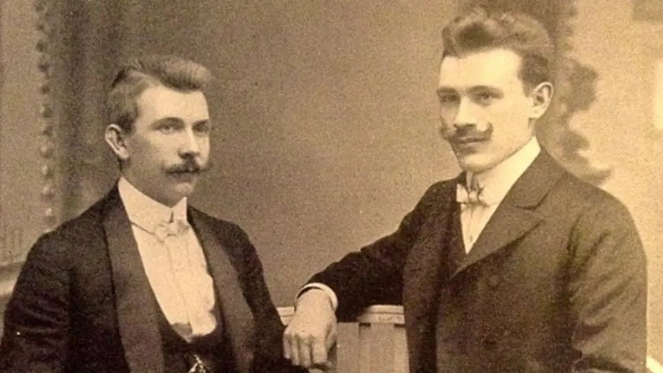 Jaroslav Brouk (vlevo) a Josef Babka v době, kdy v roce 1908 rozjížděli podnikání. Babka sice už po dvou letech z firmy vystoupil, avšak Brouk jeho jméno v názvu z kamarádství ponechal.