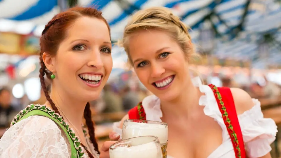 Oktoberfest je formálně oslavou piva, neformálně oslavuje i ženskou krásu.