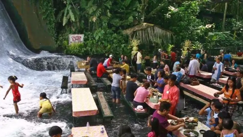 Indonéská restaurace láka zákazníky na vskutku romantické prostředí, jen vám nesmí vadit, že budete celou dobu sedět ve vodě...