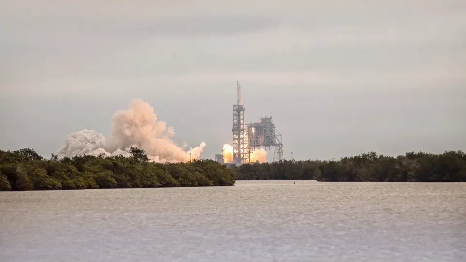 SpaceX představila raketu Falcon 9