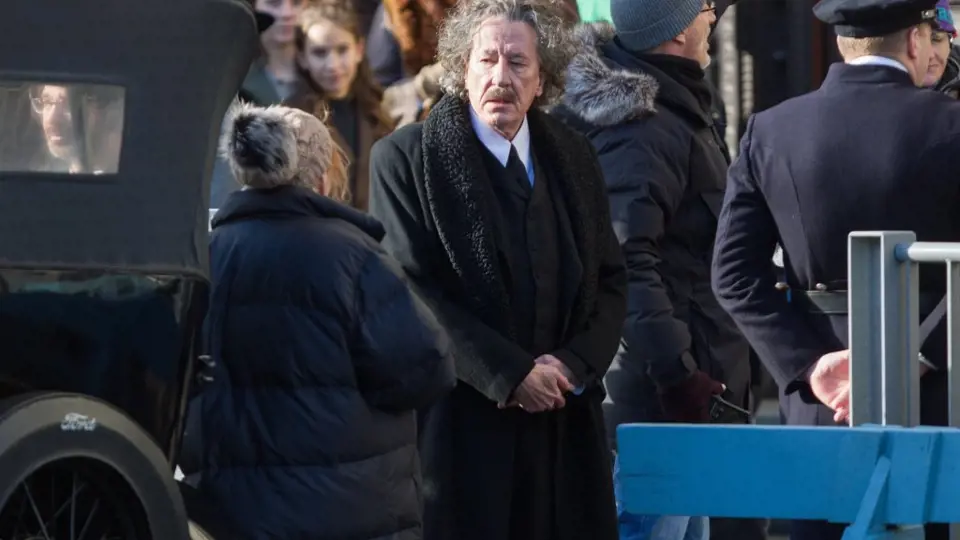 V Plzni natáčel slavný oscarový herec Geoffrey Rush, který v seriálu ztvární geniálního fyzika Alberta Einsteina.