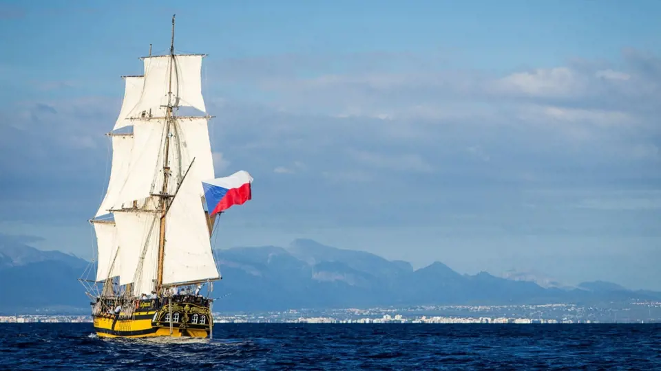 Loď La Grace plující pod českou vlajkou