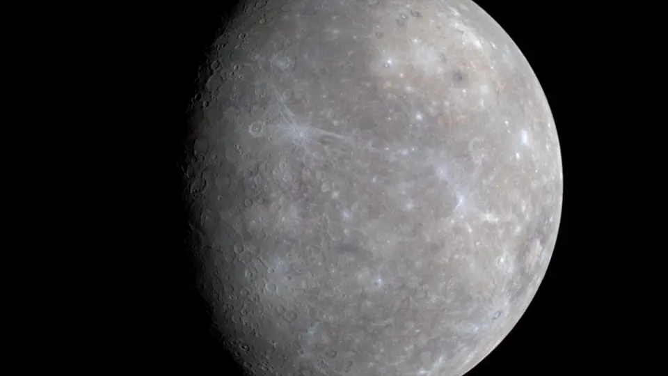 Fotografie Merkuru ve skutečných barvách, kterou v roce 2008 pořídila americká sonda Messenger.