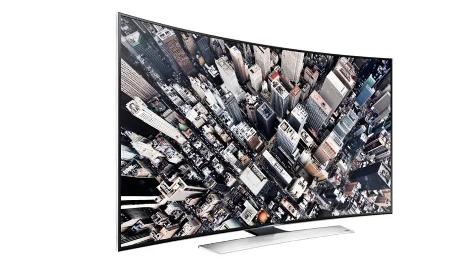 Samsung řady HU8500 - Prohnutá televize dokáže převádět disky Blu-ray z Full HD do Ultra HD. Technologie PurColour podává sytější a přesnější barvy. Na obrazovce mnohou zároveň běžet až čtyři menší obrazovky zároveň.
